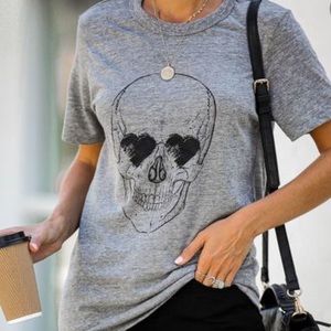 Skull with heart eyes grey tee 💀